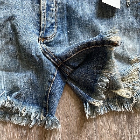 NWT (Revolve) Edyson Delon high rise womens shorts - med wash- sizes 26, 28, 29 - Picture 6 of 6
